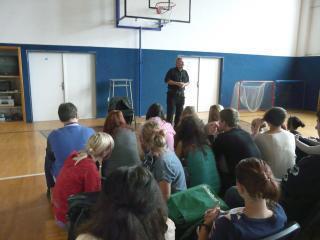 PhDr. Ivan Douda - vedoucí psycholog nadace Drop In navštívil naší školu 30.9.2013
