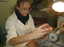 Lucka Konárková, studentka 3. r. oboru Uměleckořemeslné zpracování skla, při práci