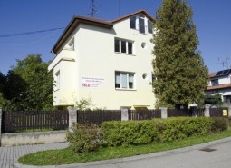 Vila - zde probíhá odborný výcvik oboru Uměleckořemeslné zpracování skla, v suterénu se nachází prodejna skla